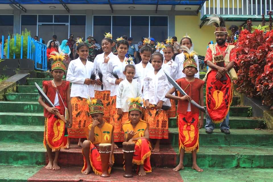 Pakaian Adat Fakfak KABUPATEN FAKFAK on Twitter: "Generasi muda Suku Mbaham Matta di Kabupaten Fakfak Papua barat dengan balutan pakaian adat dan mahir menari tarian khas Mbaham Matta (Titir dance). Inilah legacy dari nenek moyang,