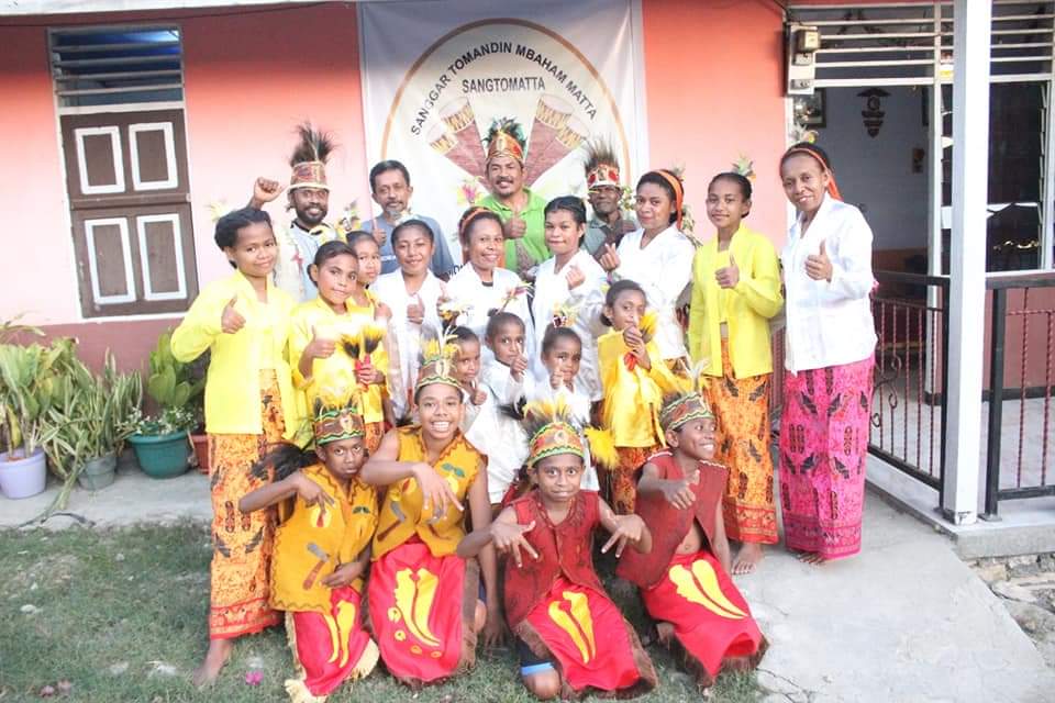 Pakaian Adat Fakfak KABUPATEN FAKFAK on Twitter: "Generasi muda Suku Mbaham Matta di Kabupaten Fakfak Papua barat dengan balutan pakaian adat dan mahir menari tarian khas Mbaham Matta (Titir dance). Inilah legacy dari nenek moyang,