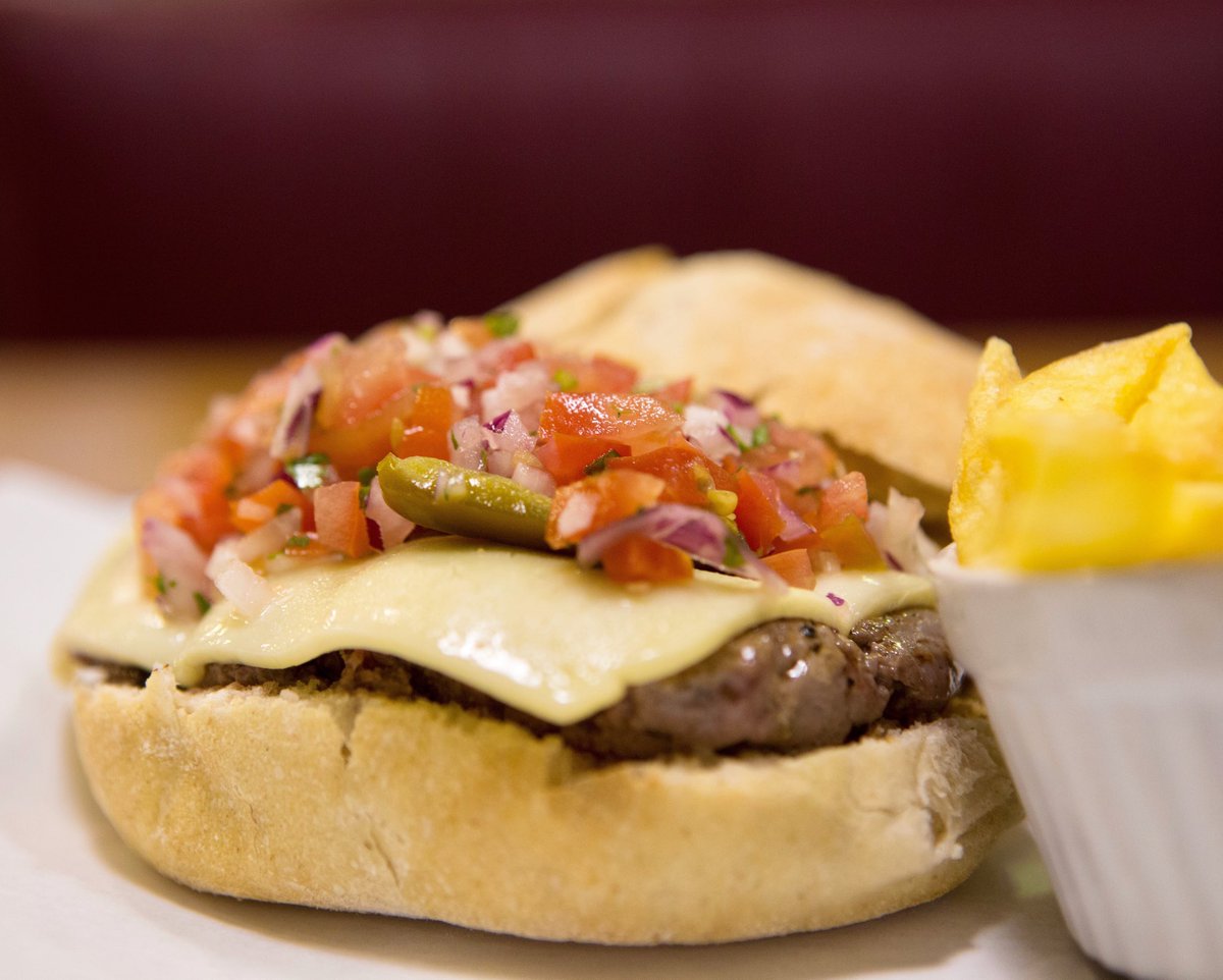 Jueves con J de Jalapeños.

Hoy os traemos la #galeguesa Ouzal. Acompañada con jalapeños, queso gallego y pico de gallo 🤤🔥

🛵 Servicio a domicilio (Just Eat)
🚶🏻‍♀️ Servicio recogida en el local

#Vigo #ComidaADomicilio #BestBurgers #Burger