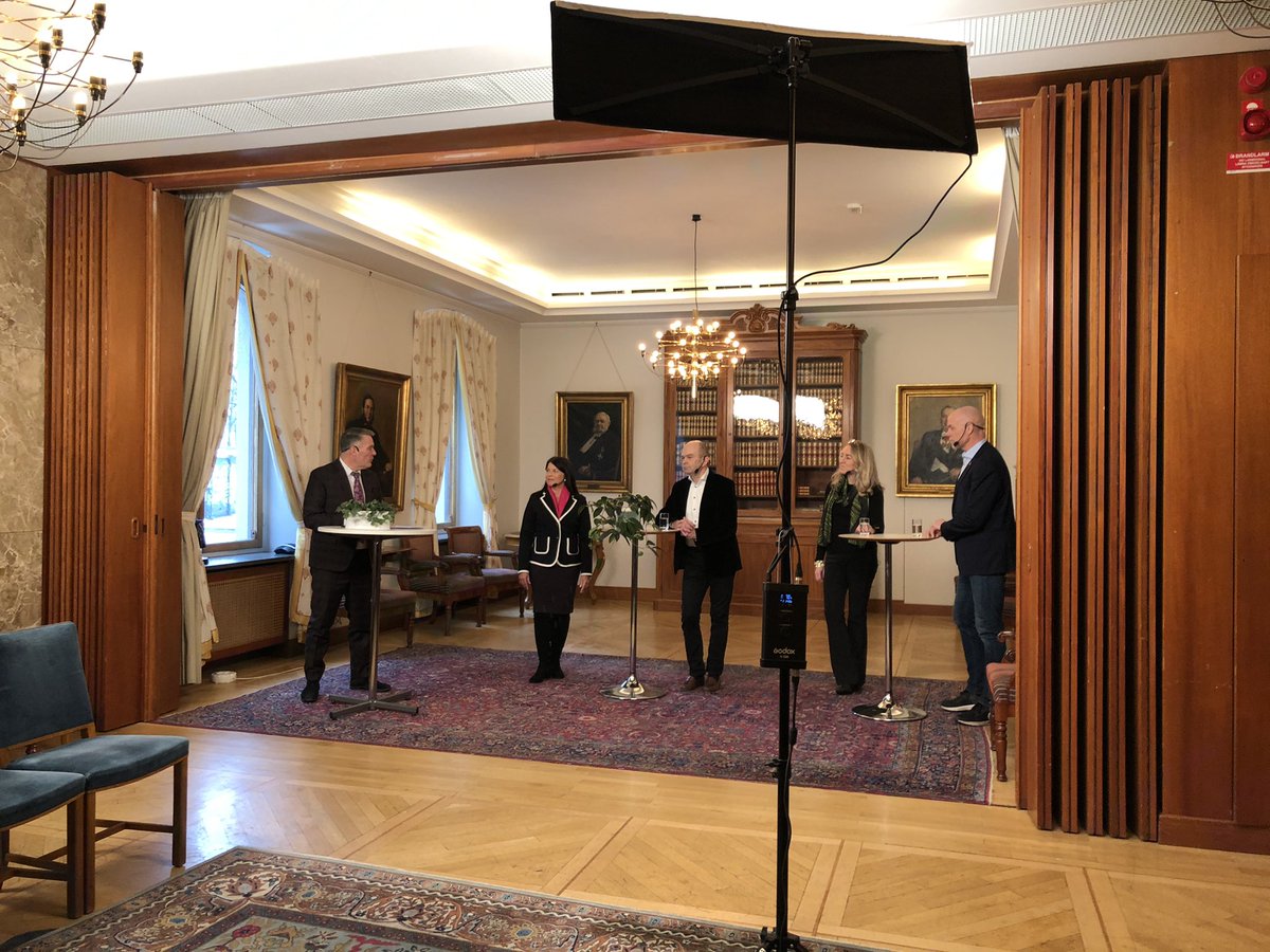 Idag arrangerar #metallkvinnor <a href="/wim_sweden/">WomenInMiningSWE</a> och @kraftkvinnorna en VIP-workshop om ledarskap och makt. Digitalt med en eminent panel på behörigt avstånd <a href="/AnnikaViklund1/">Annika Viklund</a> @msunerfleming <a href="/RobertAndren/">Robert andren</a> och Bo-Erik Pers.