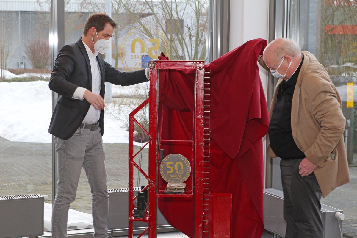 WestfaliaEU's tweet photo. Alexander Fels: vielen Dank für dieses großartige #Regalbediengerät-Modell. Im Beisein von Siegbert Wortmann, Vorstandsvorsitzender der @WortmannAG haben wir es unserem CEO Andreas Gartemann überreicht. Das Westfalia-Team gratuliert! #50Years #LogisticsMadeinGER #Since1971 https://t.co/R0H54dHVig