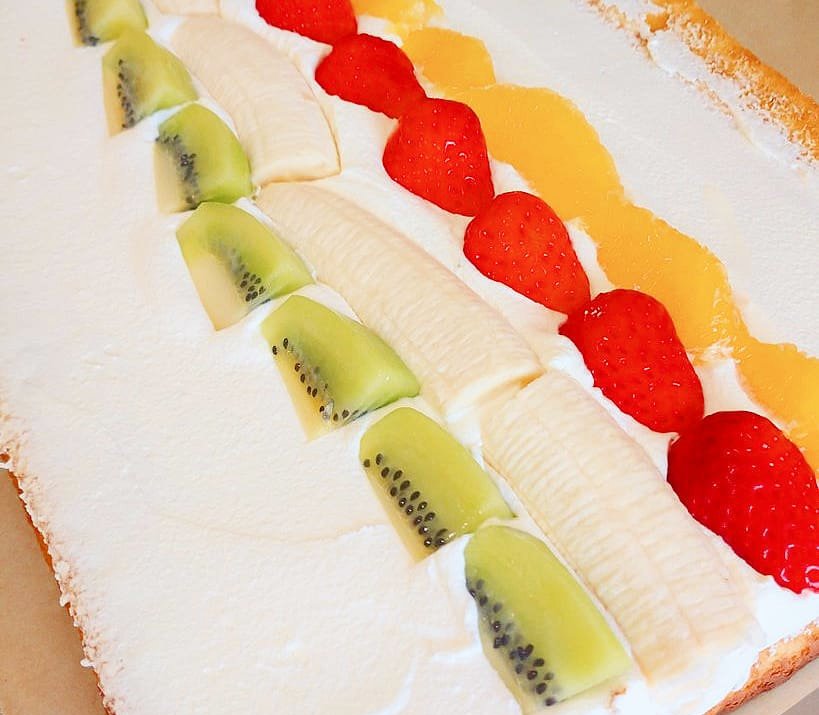 hitori_cafe's tweet photo. ロールケーキ巻きます🙋

生地のコツとして
ハチミツを加えると保湿力が増し
しなやかで割れにくい生地になる

風味も良くなってオススメ
卵3個のレシピなら
10gほど加えてみてください😊

#お菓子作り 　#ロールケーキ https://t.co/0xQwrNeOWh