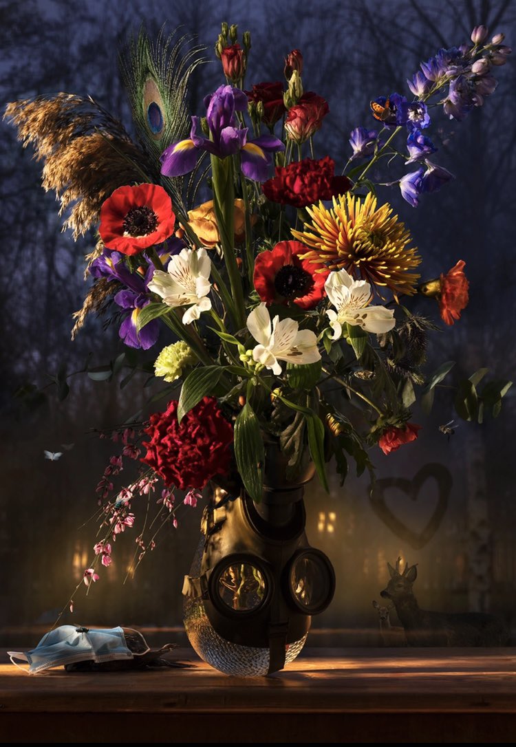 Anemone coronaria

de wereld op z'n kop
een stil(er)leven 

gasmaskers
mondmaskers
afstand
binnen buiten 
buiten binnen 

sluipend
zoekend
dwalend

dood en verderf 

uit balans
geef tegenwicht
leun 
leun samen
bied troost 
vind troost

zie schoonheid
en bloei 

 #kunst #corona