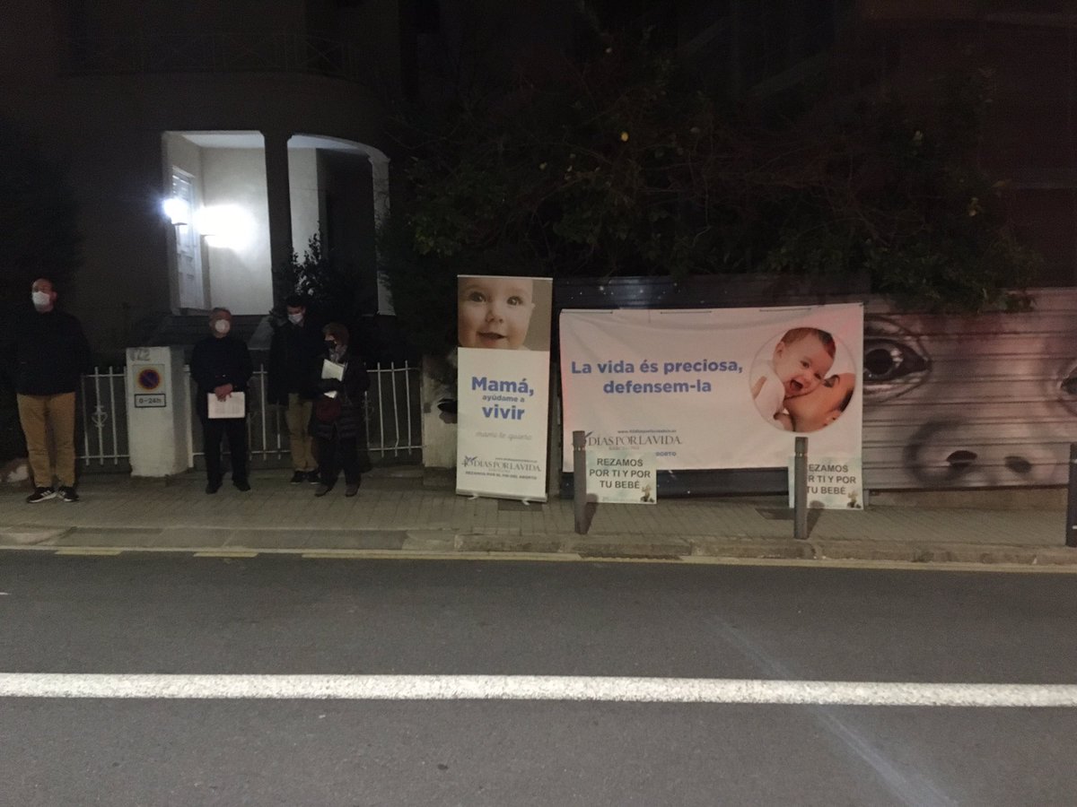 Enmig de tot, la vida segueix i això és el que es troben les persones que van a avortar a una clínica a Barcelona.
Els grups catòlics assetgen a qui vol interrompre el seu embaràs.

És el nostre cos i volem poder fer-ne el que vulguem lliures i en pau! 🔥✊🏽
