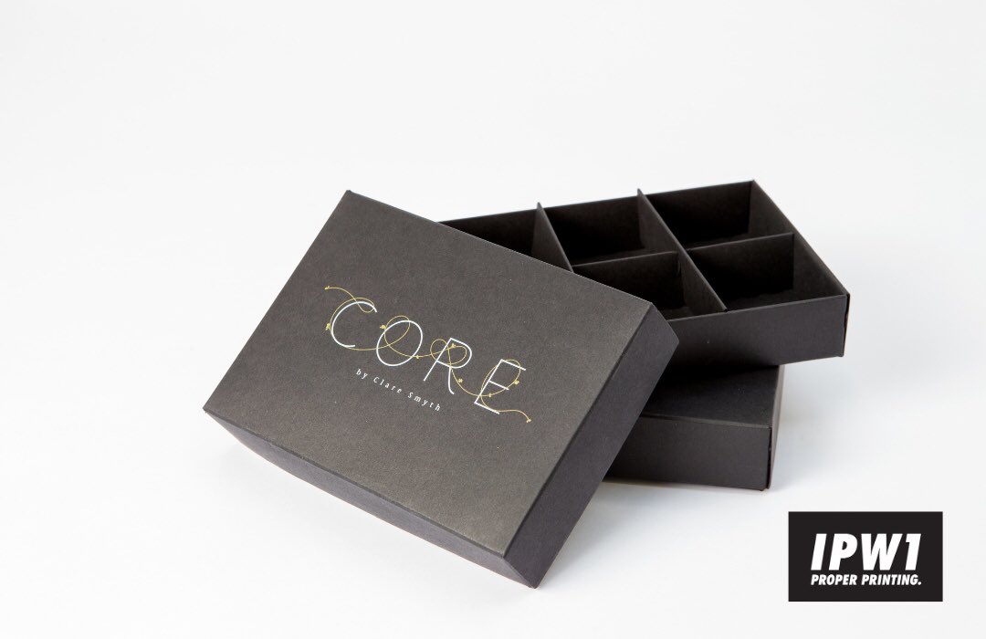 IPW1_Printers's tweet image. Bespoke packaging boxes for @corebyclaresmyth ✨🍴🥂

Elegant embellishments created from our partners at @xerox produced on the Iridesse production press using gold and white colours💫

#ipw1 #leadingprintcompany #properprinting #print #iridesse #xerox #heartoflondon #westend