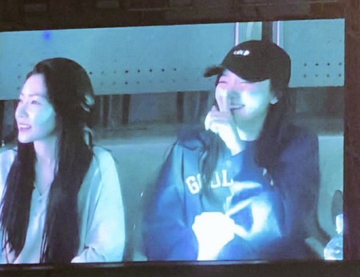 Myves9's tweet photo. Moment Seulrene dating in concert: Shinee and tvxq
With staff, member or lee soman?LOL
@RVsmtown #RedVelvet 
#IRENE #SEULGI https://t.co/m3M4u4rq0B