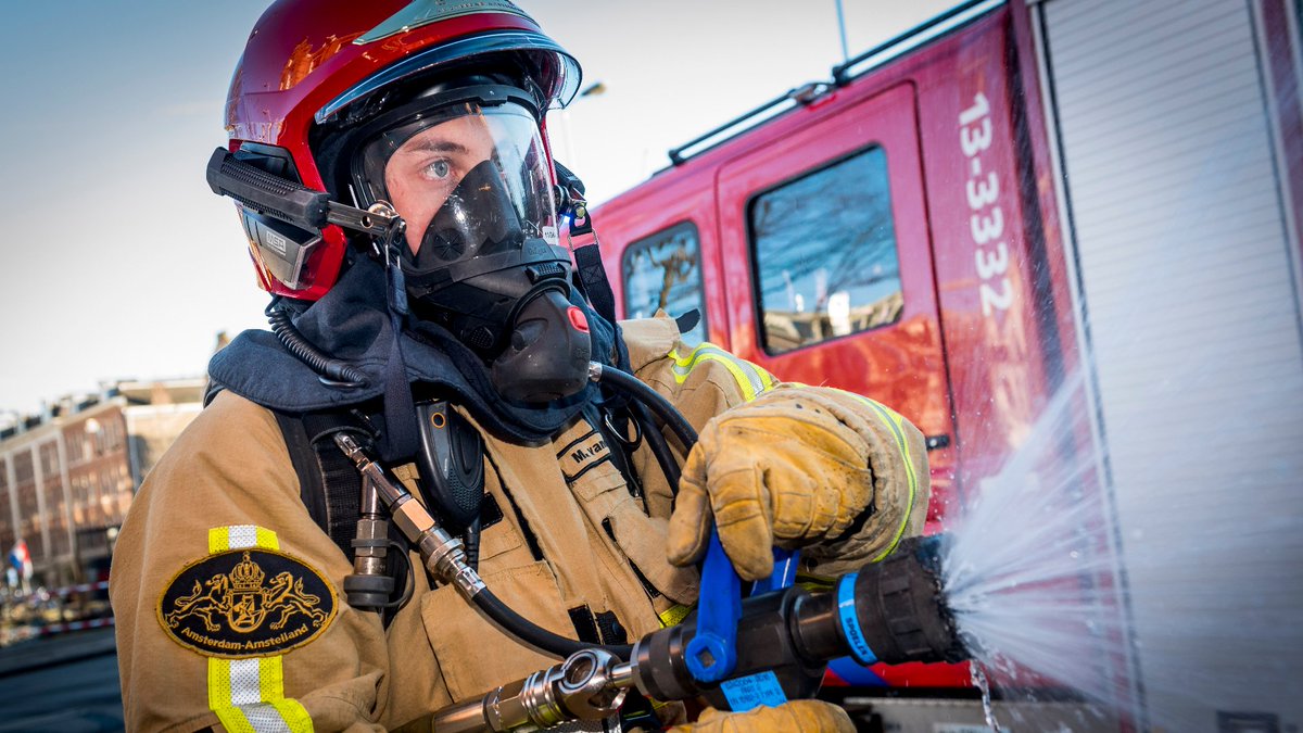 Brandweer krijgt hulp bij het blussen..