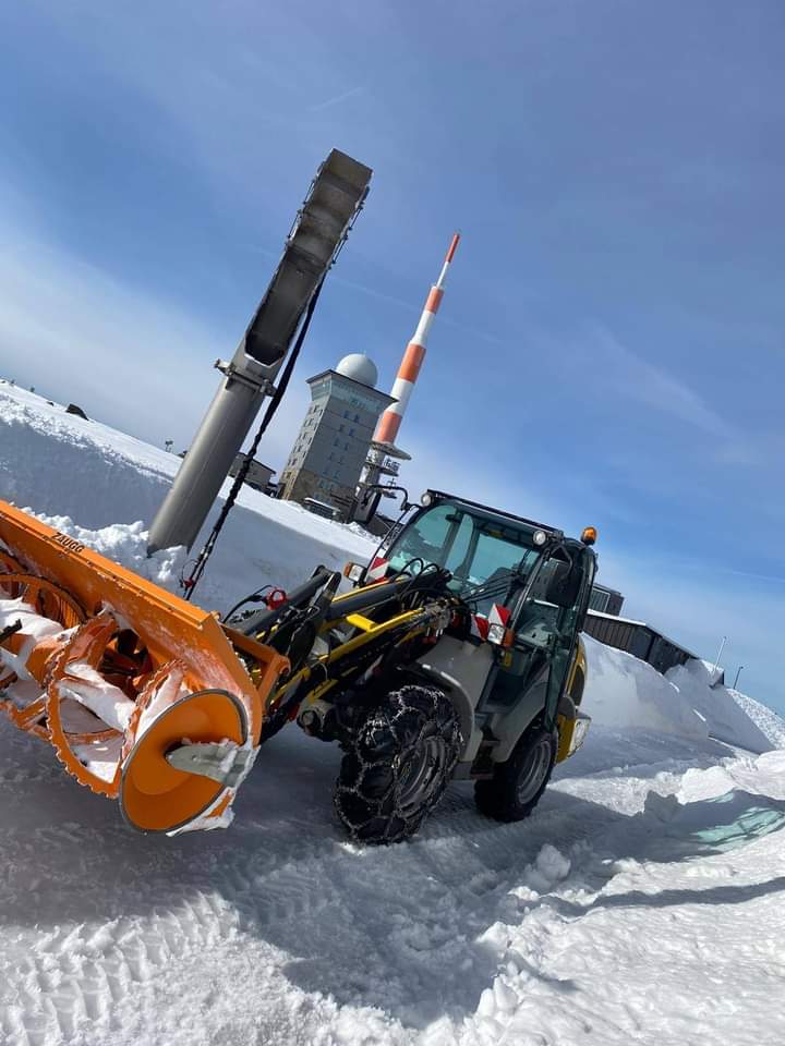 WinterdienstB's tweet photo. Danke Lucas Steinhoff Grüße vom Brocken im Harz 
#Schnee #winter #winterdienstbilder #winterdienst #schneefräse #snow #harz #oberharz #brocken #derbrockenwirt https://t.co/77946rbdQn
