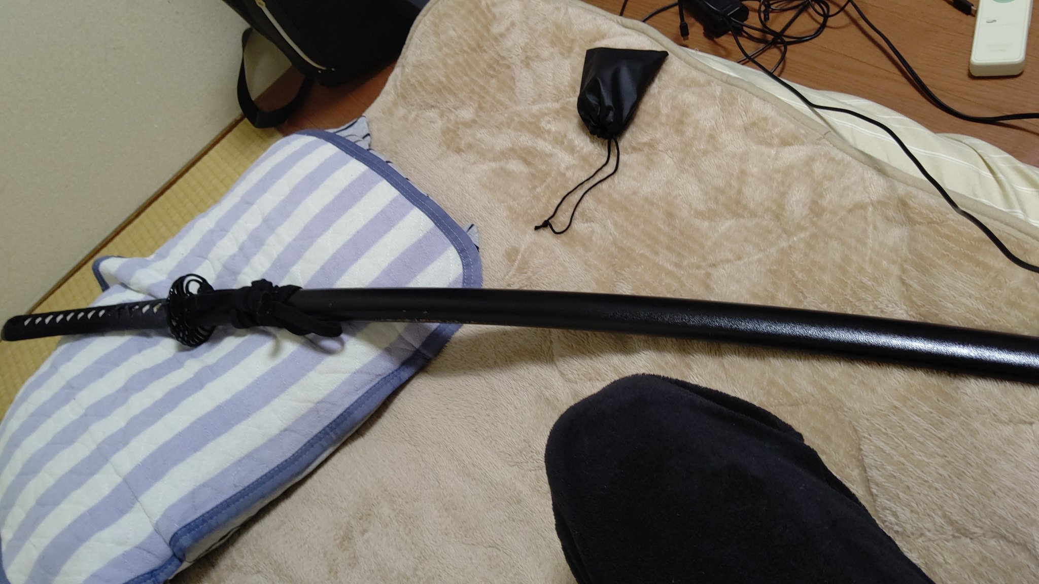 浅井渉 ゲームでは蒼騎士で通してる 急遽左のまーこ先生に頂いた御刀と右の三日月宗近写し美術刀の新しく名前つけたいので募集しようかなって思ってます 例で出すと殺生丸の刀である爆砕牙と天生牙みたいに T Co Zde47dxz6u Twitter