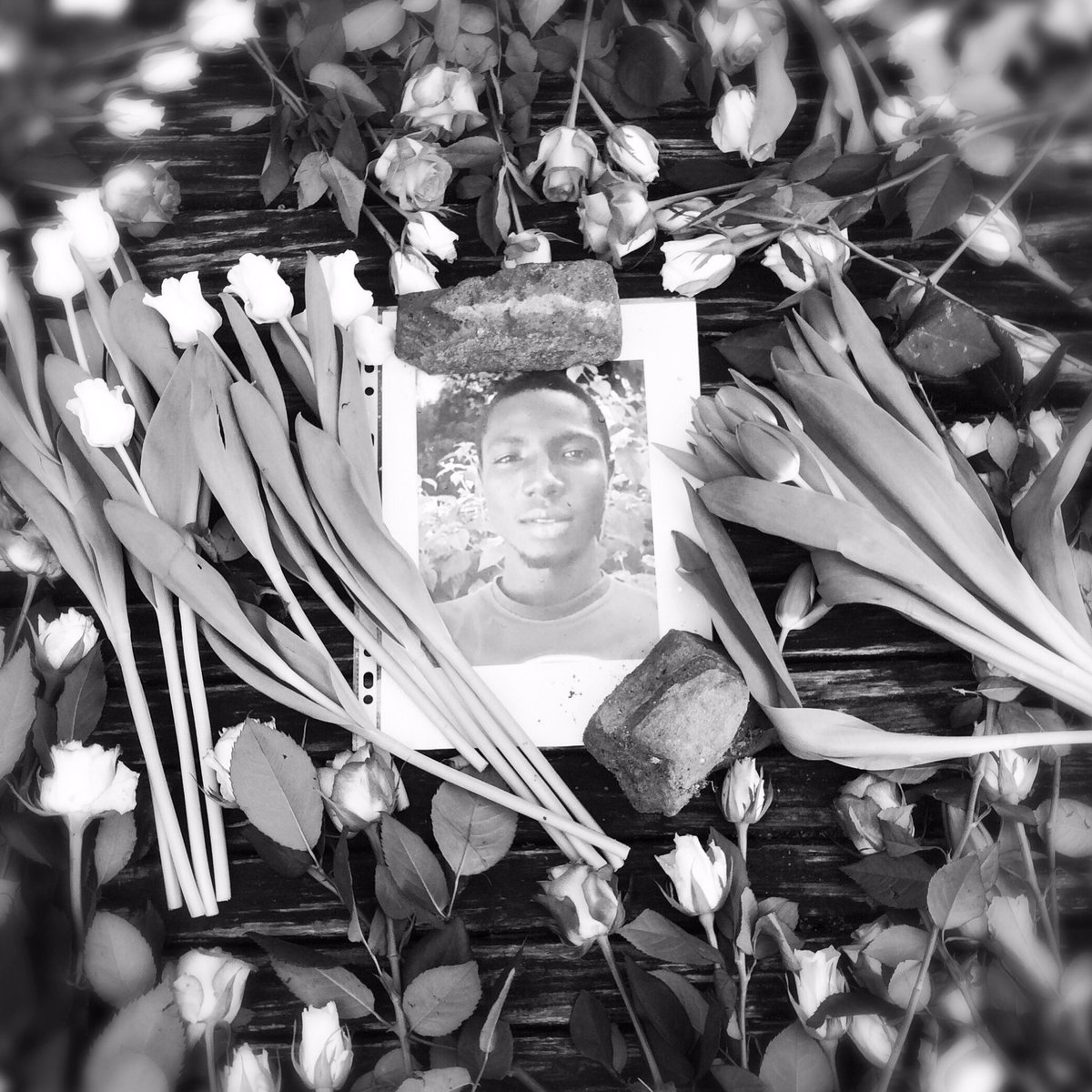 Wir gedenken heute #YayaJabbi, der vor 5 Jahren auf St. Pauli in eine rassistische Polizeikontrolle geriet. Wegen des vorgeworfenen Besitzes von 1,65 Gramm Cannabis landete er im Knast, wo er in der Nacht vom 18. auf den 19.02.16 verstarb. #weneverforgetyayajabbi #CopwatchHH