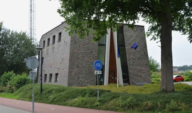 Fietser in aanrijding met vuilniswagen bij politiebureau in Dronten - ..