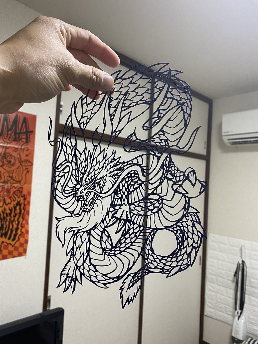 はっぴー　（4日まで） 4日掛けて切り終えました！ 切り絵人生で1番時間掛かりました！ 頑張っ