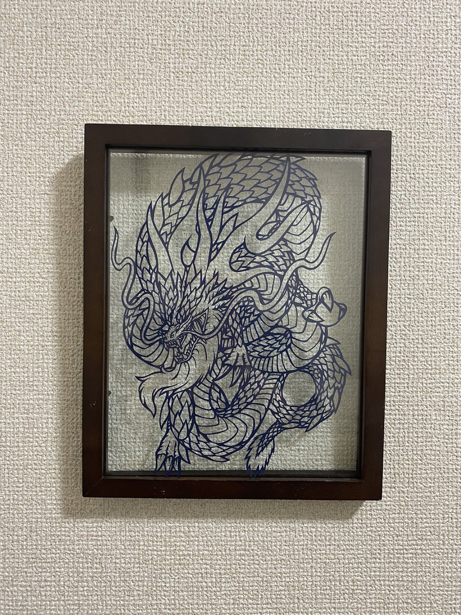 はっぴー　（4日まで） 4日掛けて切り終えました！ 切り絵人生で1番時間掛かりました！ 頑張っ