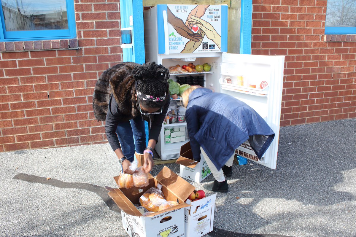JessWescott's tweet image. Yesterday afternoon, Planting to Feed opened up a SECOND Community Fridge in #Wilmington! I am soo proud of the team and soo excited for the future of #P2F! 

#WilmDE #Delaware #FoodSecurity
