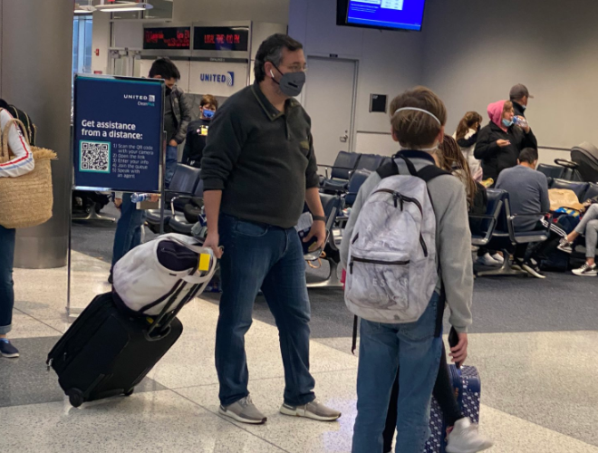 First, is the person in the picture Ted Cruz? Well, he's wearing the same shoes, glasses, and carrying the same bag as Ted Cruz did when he was in Cancun in this 2019 picture. He's also wearing a mask Ted Cruz recently started wearing.