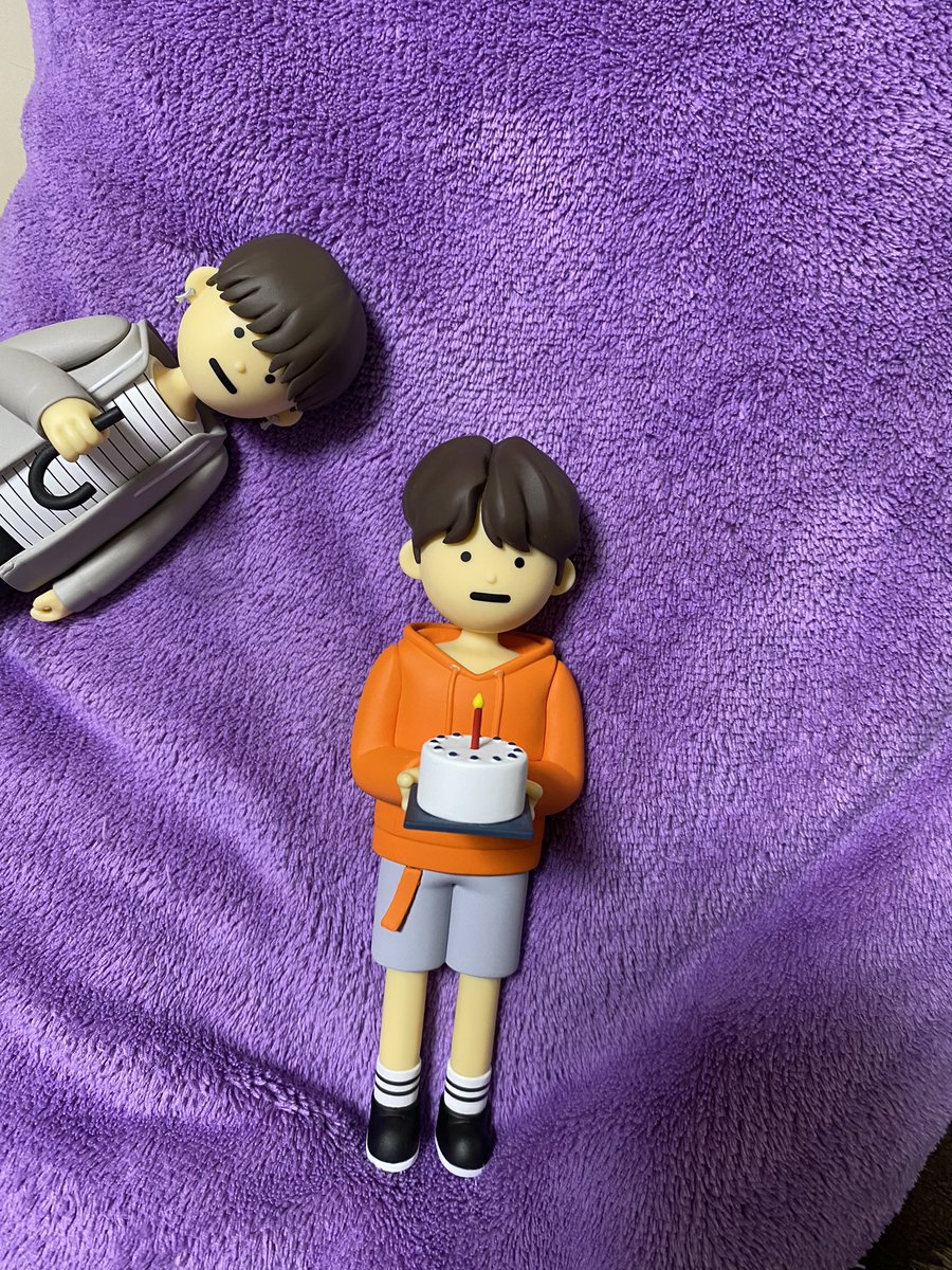 tinyjihoping's tweet photo. Happy Birthday, j-hope!! Tiny Hoseok can finally make a wish on his cake! Maybe Tiny Jimin will help him out? 💜 https://t.co/fr3b6nmPdP