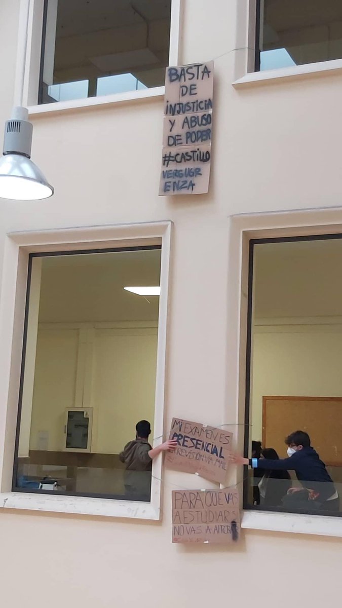 EeMGranada's tweet photo. 📣¡Basta ya! Desde EeM Granada hemos acompañado a las compañeras de Ciencias Políticas en su protesta contra las prácticas abusivas y autoritarias del profesor Castillo en Economía del Sector Público.❌
Las estudiantes estamos cansadas y se nos va a oir‼️#CastilloVerUGRenza https://t.co/DK9a6IxxWY
