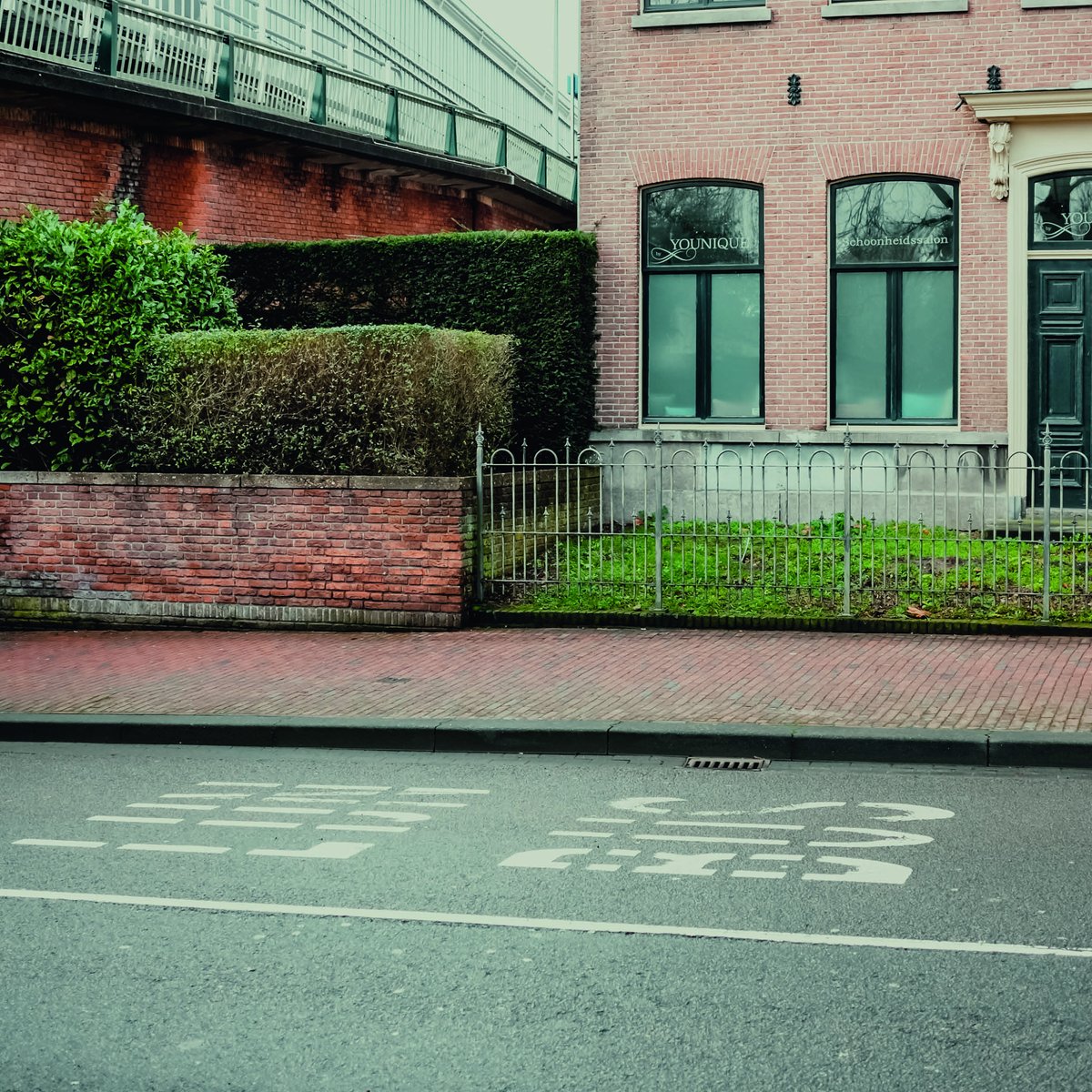 Bitumen is a crucial component of the asphalt we use to build roads. Bitumen holds our city streets together and connects cities and countries across vast distances. <a href="/eurobitume/">Eurobitume</a> 
loom.ly/PJd0vSM
#construction #bitumen #city