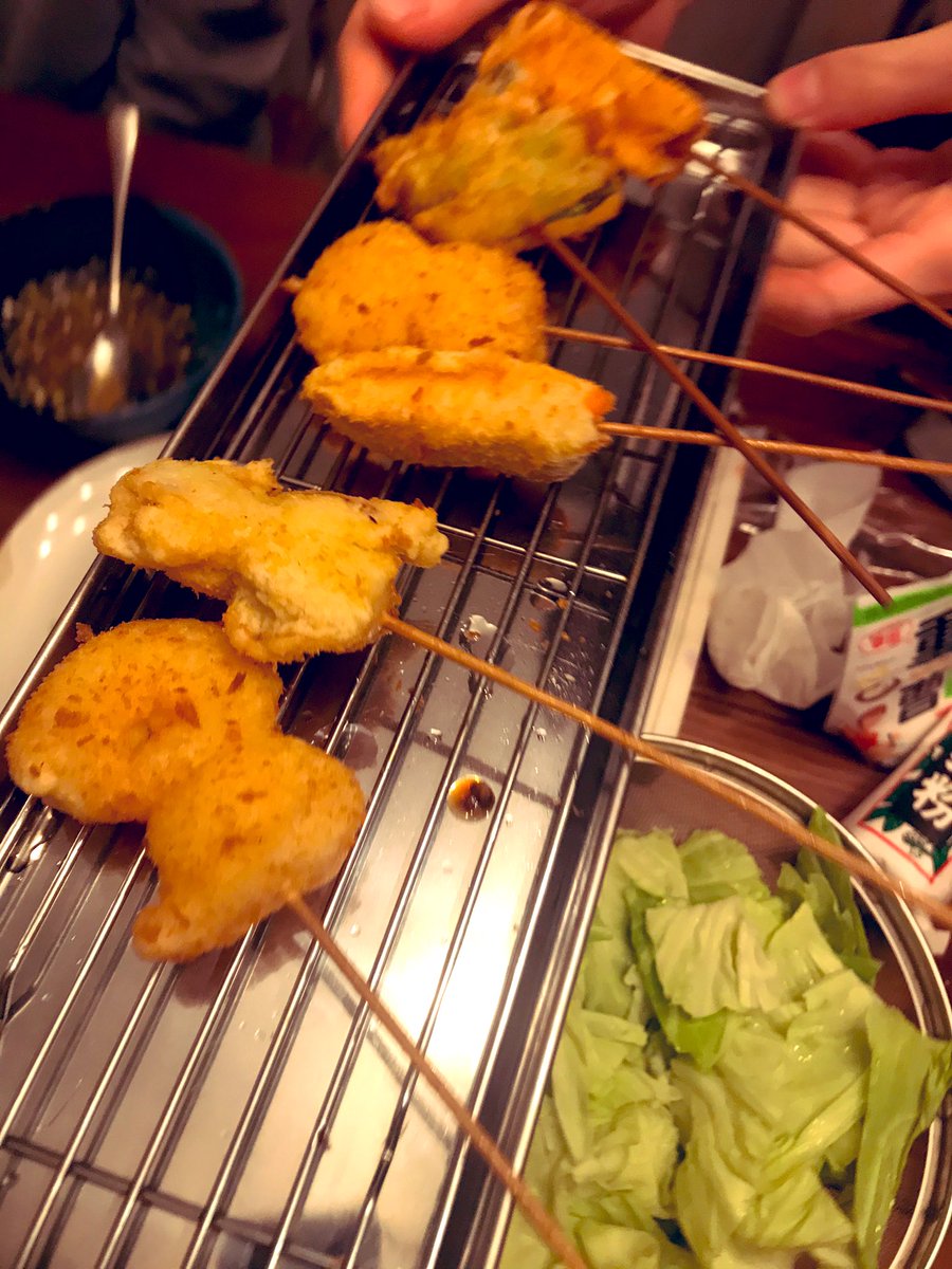 をと 自宅で串カツパーティーができるということを知ってしまった お店行くよりコスパ良すぎる 片付けちょっとめんどくさいけど 揚げ物鍋的なの買って 友達呼んで串カツパーティーやるのが 夢デス