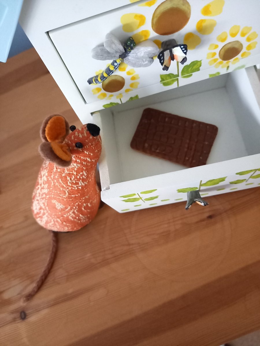 Queek53950616's tweet photo. Did you guess correctly? It's a SNACK! Nommmmmm!πππͺ #secretdrawer #secretdrawersaregreat #snacks #snacktime #FurryTails https://t.co/Jt1qNEJXFw