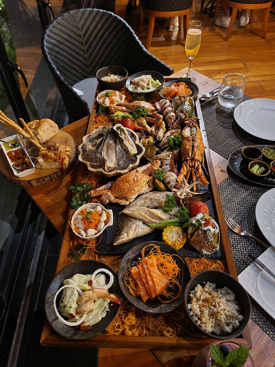 soyoso's tweet photo. ใครชอบกิน Seafood มาทางนี้ มันดีมากๆ แม่เจ้าโอ้ยไม่ไหวแล้วๆๆๆๆ 
-ชุดดินเนอร์ Seafood Extravaganza รา���า 3800 บาท ของจัดเต็มอลังการล้านแปดล้านแปดทานได้ 3-4 คนอิ่มแน่นอนประกอบด้วย
-Phuket Lobster
-กุ้งใหญ่+หมึก+หอยแมงภู่+ปลาย่าง
-หอยนางรมสด
-ปูม้านึ่ง https://t.co/d7CbkDGYKM