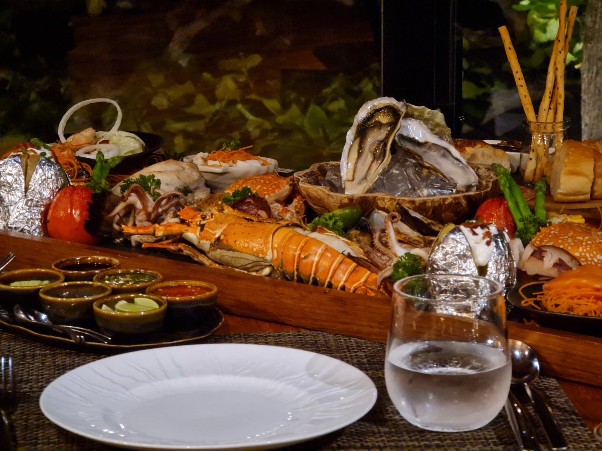 soyoso's tweet photo. ใครชอบกิน Seafood มาทางนี้ มันดีมากๆ แม่เจ้าโอ้ยไม่ไหวแล้วๆๆๆๆ 
-ชุดดินเนอร์ Seafood Extravaganza รา���า 3800 บาท ของจัดเต็มอลังการล้านแปดล้านแปดทานได้ 3-4 คนอิ่มแน่นอนประกอบด้วย
-Phuket Lobster
-กุ้งใหญ่+หมึก+หอยแมงภู่+ปลาย่าง
-หอยนางรมสด
-ปูม้านึ่ง https://t.co/d7CbkDGYKM