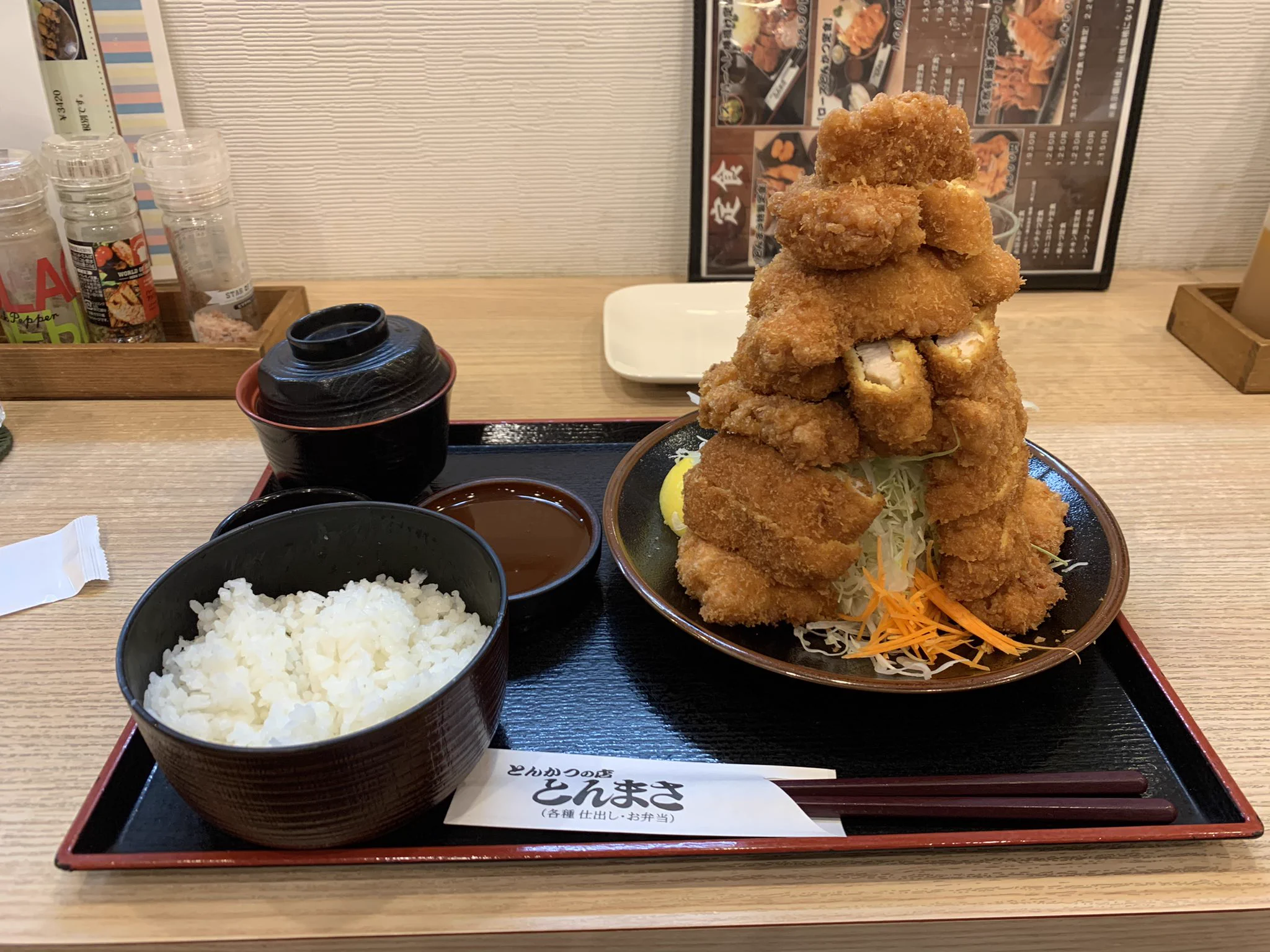 サンプルに騙されてはいけない？実際に出てきたかつ定食がヤバすぎるwww