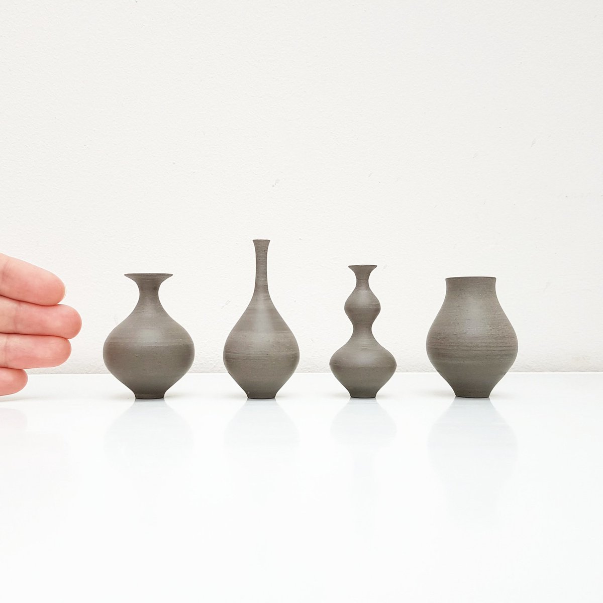 hbillinghamart's tweet photo. More minis in the making!

I'm loving the curvy double bellied forms, I've been sketching ideas like this for years but I've never been able to turn any successfully till recently. Something just clicked and now I'm turning out dozens. Yay!

~

#hannahbillingham #tinypottery https://t.co/ariknR7G7B