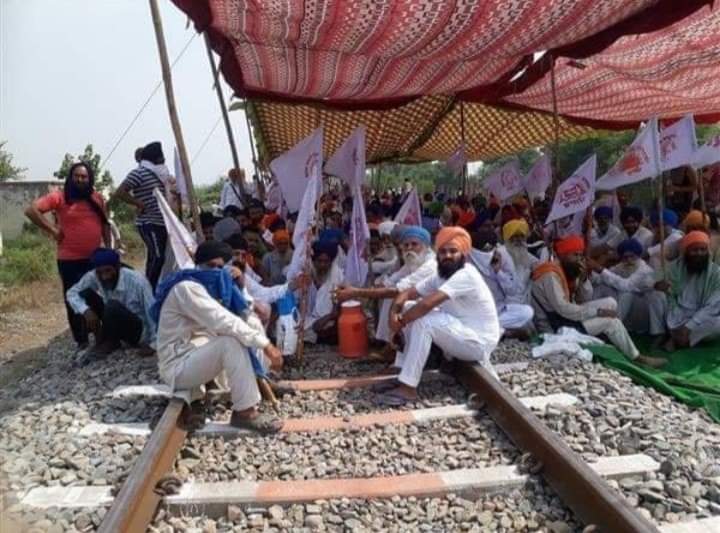 किसानों का पुरे देश में रेल रोको आंदोलन जारी...

#रेल_रोको_आंदोलन 
#standwithfarmerschallenge
