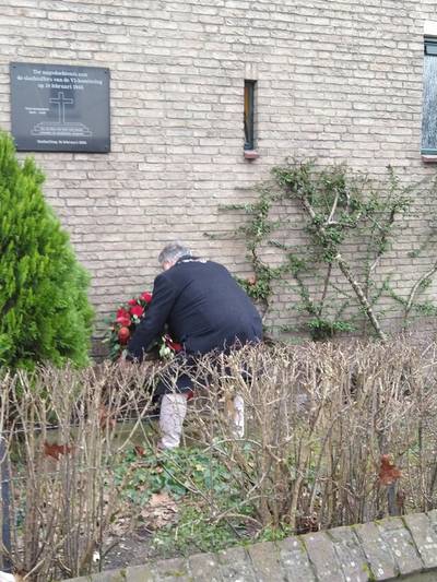 Waterkwartier herdenkt inslag Duitse vliegende bom: in 1 minuut kwam een einde aan vier levens zpr.io/RRDgc