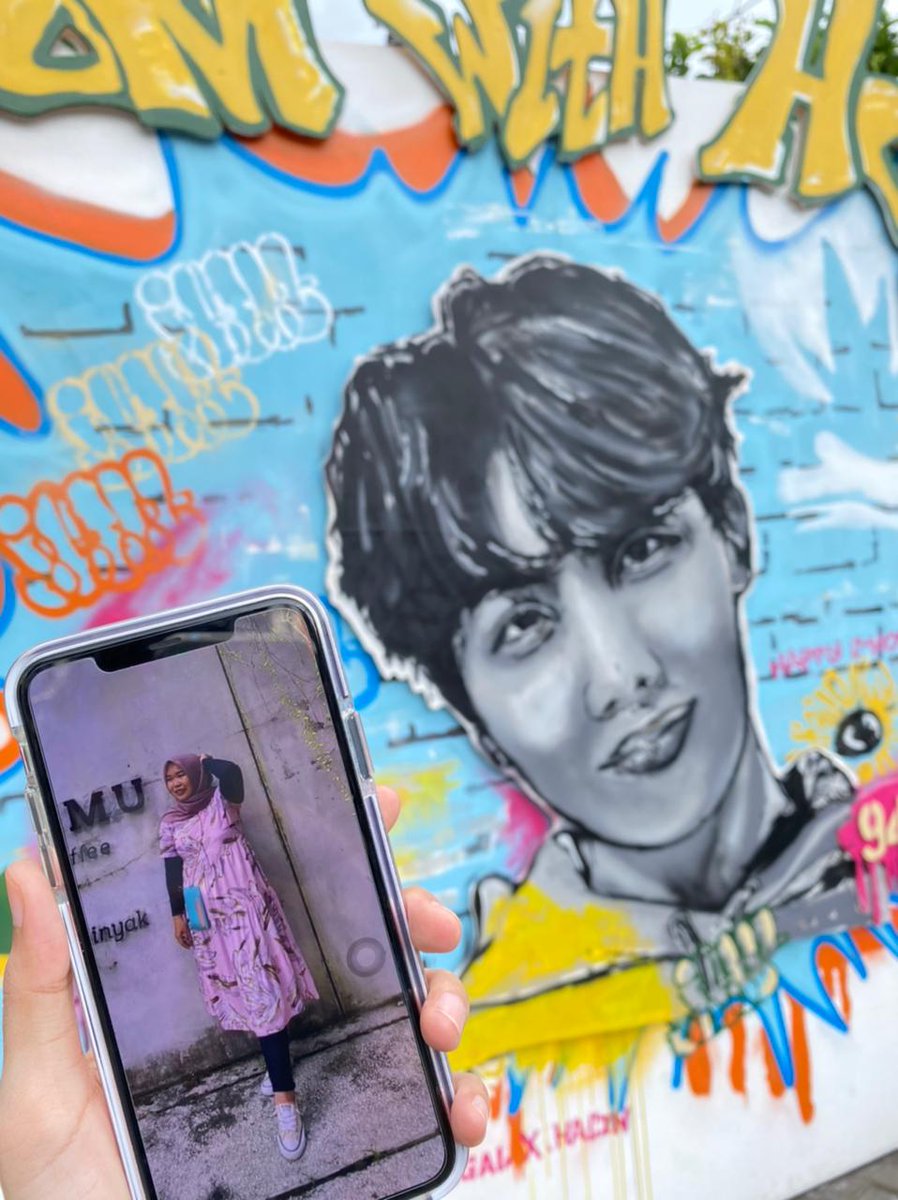 joy_hope18's tweet photo. Thanks for making this event, a tribute to j-Hope's Bday @BTS_twt 🌻💜
Too bad I can't come there in person.
But big thanks to my bestie for taking this photo @filtersbaby 🥰
#BloomWithHOPE #HappyJHopeDay
#HappyBirthdayJHope
#i_jhope_you
#HappyHobiDay
#JHOPE #제이홉 @forhacin https://t.co/hWMHgYCS9B