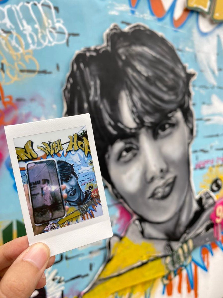 joy_hope18's tweet photo. Thanks for making this event, a tribute to j-Hope's Bday @BTS_twt 🌻💜
Too bad I can't come there in person.
But big thanks to my bestie for taking this photo @filtersbaby 🥰
#BloomWithHOPE #HappyJHopeDay
#HappyBirthdayJHope
#i_jhope_you
#HappyHobiDay
#JHOPE #제이홉 @forhacin https://t.co/hWMHgYCS9B