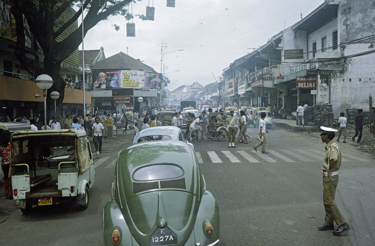 mazzini_gsp's tweet photo. Pemandangan jalan raya Kota Bogor sekitar tahun 1960-1970-an
📸 By Harrison Forman https://t.co/OKv9iOQXNQ