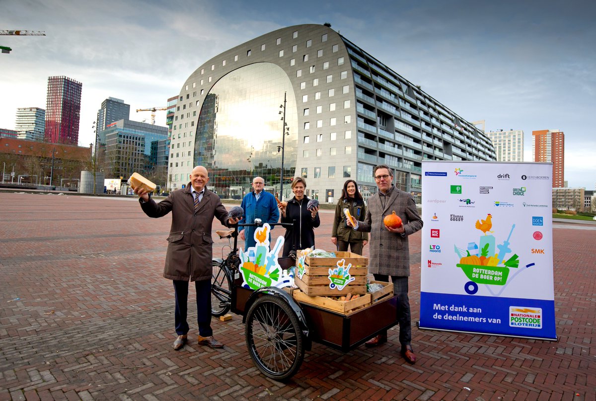 Vanmorgen heb ik samen met <a href="/MarcvandenTweel/">Marc van den Tweel</a> en <a href="/BertWijbenga/">Bert Wijbenga</a> het startschot gegeven voor ‘Rotterdam de boer op!’, waar de <a href="/PostcodeLoterij/">Postcode Loterij</a> dankzij de steun van de deelnemers 5 miljoen euro aan bijdraagt. Een project gericht op natuurinclusieve landbouw voor lokale consumenten.