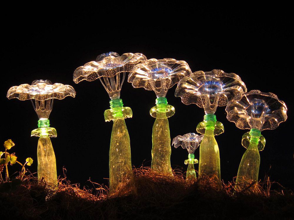 saatchi_gallery's tweet photo. ♻️ Czech artist #VeronikaRichterova creates new life from repurposed plastic PET bottles. 

✂️ Using various methods of cutting, heating, &amp; assemblage to build colourfully translucent forms, she has collected over 3,000 bottles from 76 countries. 👏

📸 Michal Cihlář https://t.co/VXELCxGXMb