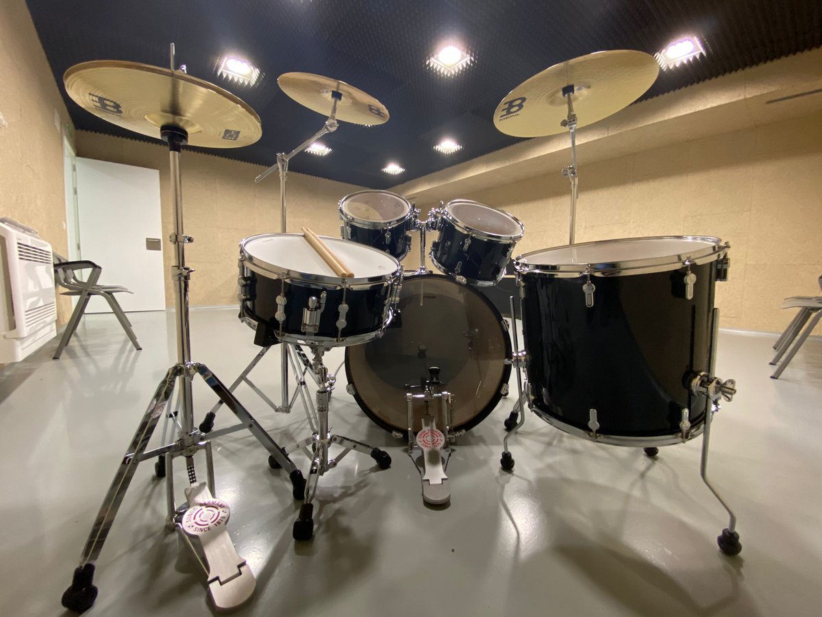 LavaVLL's tweet photo. Hemos acondicionado y dotado con nuevo equipamiento nuestro estudio de grabación 🎙️🤩 para ponerlo a disposición de los artistas de nuestra ciudad 

Muy pronto los músicos locales podrán hacer uso de:

✅ Sala de ensayos con batería, piano electrónico y amplificadores (1/3) https://t.co/vsy0FKaAqC