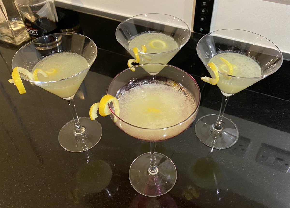 L1221e92's tweet photo. Lemon 🍋 drop Martinis 🍸 #Cocktail #PreDinnerDrinks #PreDinnerCocktails #LemonDrop #LemonDropCocktail #Twist https://t.co/48Y5jWz8fy