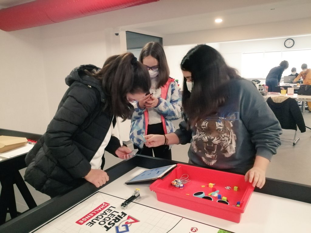 ayangizem13's tweet image. WonderTech Takımı #537 keyifli çalışmalarına devam ediyor. 🤖 💻✨ @BKDrBurhanKara @BilimKahraman @gokhank28
@hakanknk @ece_yirmibes
@duygubiyikoglu @busraaltuntasbk
#Bahcesehirkodluyor
#codingbk
#537
#replay
#teamwork