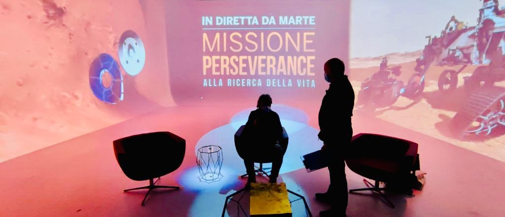 QuiMediaset_it's tweet photo. Tra pochi minuti su #Focus inizia «Marte: Missione Perseverance».
Backstage dello studio, con primo piano su un frammento di #regolite e prove di @luigibignami con ospiti.
La conclusione dei “7 minuti di terrore" di #Mars2020 prevista alle 21.55 TBC 😱🍀
#CountdownToMars https://t.co/e8MGJrGN11