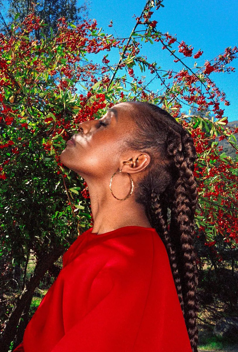 blkgirlculture's tweet photo. Issa Rae with bringing some Black joy to @papermagazine 

Shot by @zamarvelez 📸 https://t.co/IFvjPnIP8L
