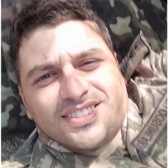 Şəhid Baş Leytenant Məcidzadə Teymur Tehran oğlu
10.10.1992-ci ildə Füzuli Rayonu Gecəgözlü kəndində anadan olmuşdur.
İqtisad universtetinin məzunu olub.
2019-cu ilin yanvar ayında Müdafiə Nazirliyinin TTM-də Motoatıcı Hərbi Kursun bitirmiş Leytenant Hərbi Rütbəsi almışdır. ⬇️