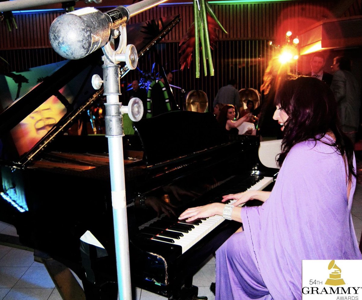 MichelleMonicaM's tweet photo. #tbt 💜🎤🎶That time I went to the @RecordingAcad party at @capitolstudios @CapitolRecords #ilovetosing https://t.co/aZ8QQRf62W