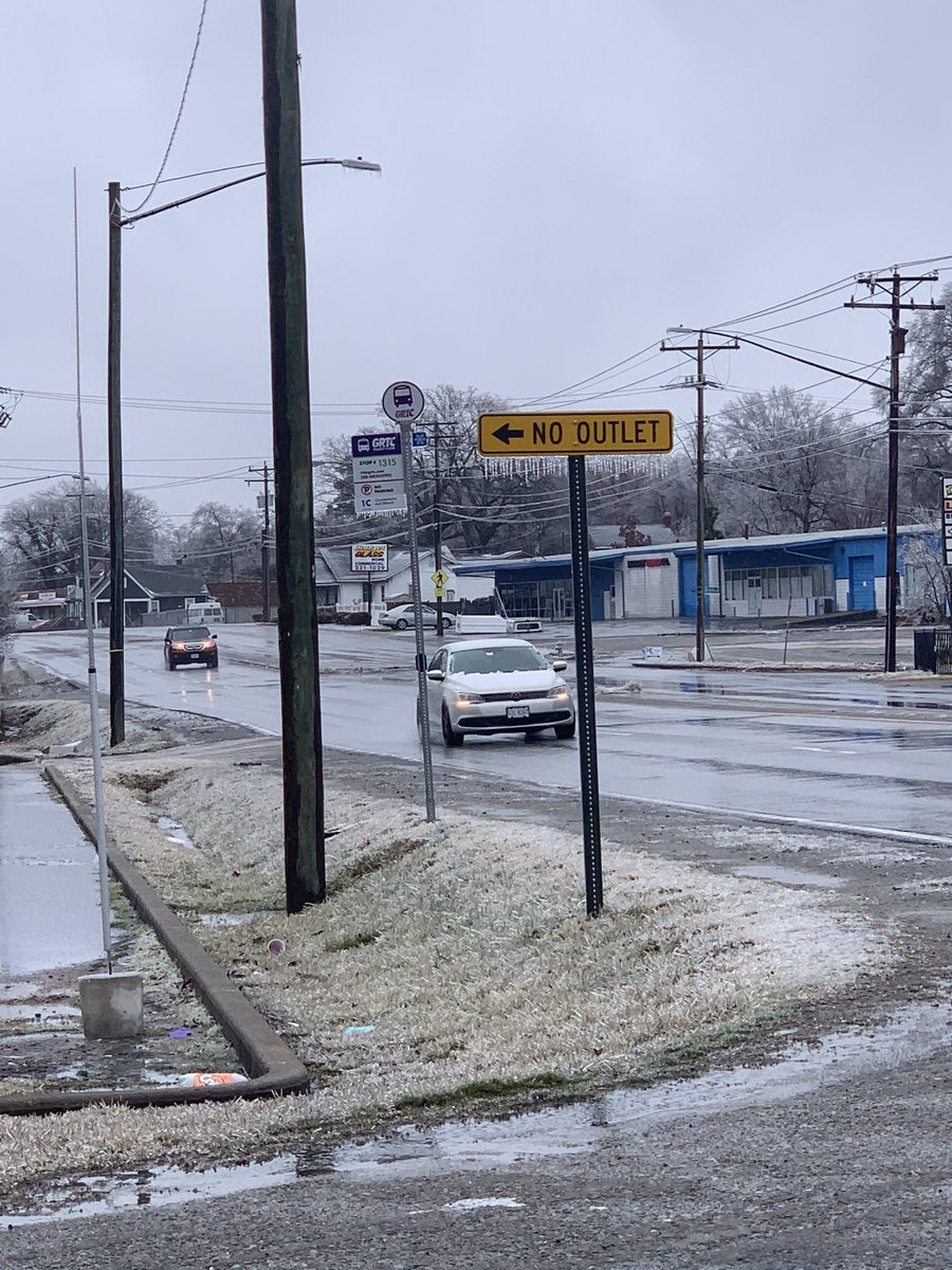 No shelter, no bench, not even a sidewalk! 😩 This is the state of bus stops along Richmond’s busiest bus route—and a ❄️ route at that! We need to invest in the safety, dignity, and comfort of our public transportation &amp; its riders. “Amenities” are necessities. 🚏🚌