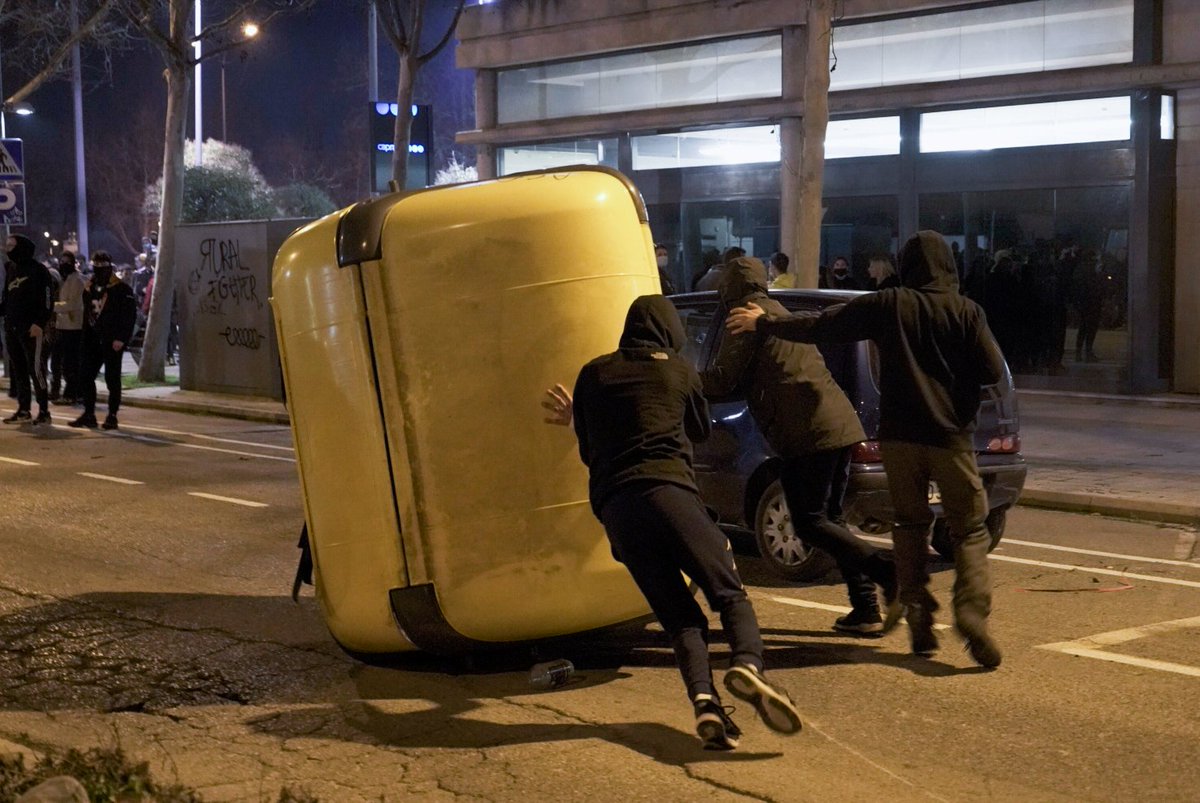 annafeixas's tweet photo. Manifestaciones que terminan en disturbios. #Lleida #PabloHaselLlibertat
@PabloHasel https://t.co/iivoUa5tm6