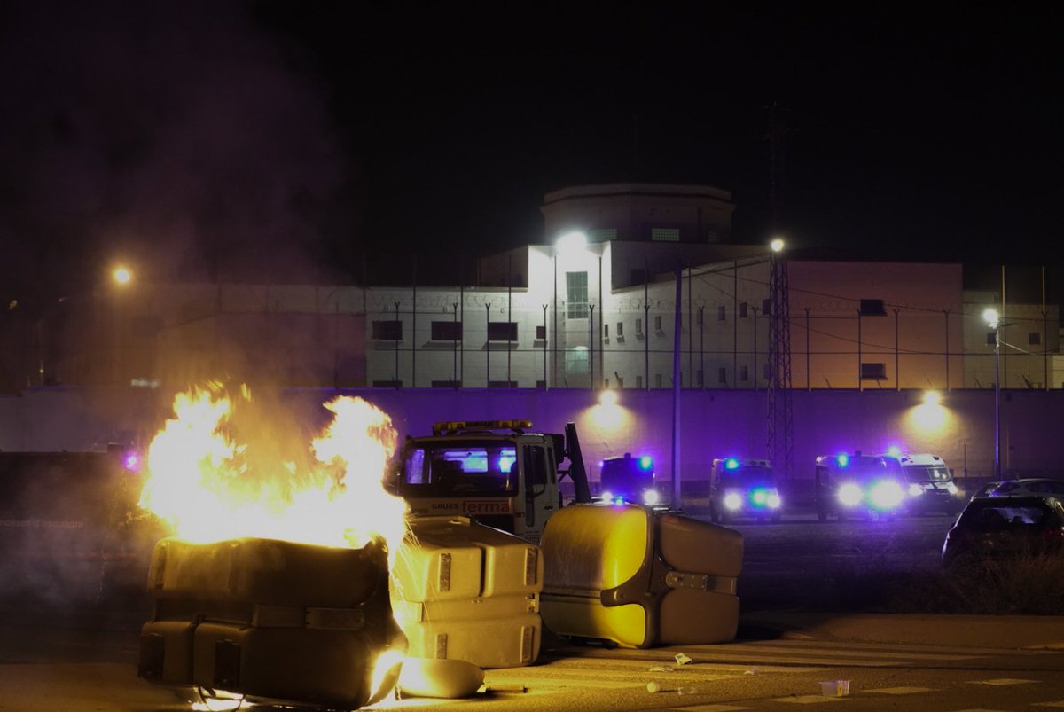 annafeixas's tweet photo. Manifestaciones que terminan en disturbios. #Lleida #PabloHaselLlibertat
@PabloHasel https://t.co/iivoUa5tm6