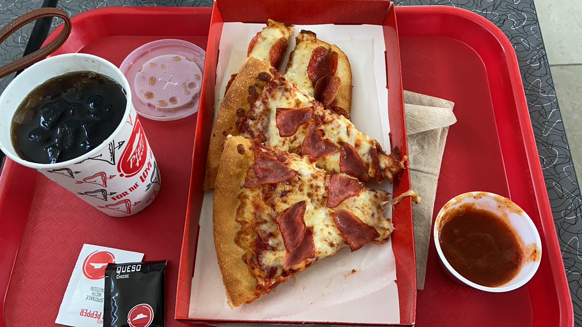 Si la pizza gruesa de <a href="/PizzaHutCRC/">Pizza Hut CR 🍕</a>  no le sabe a parque de diversiones usted SI QUE NO TUVO INFANCIA.