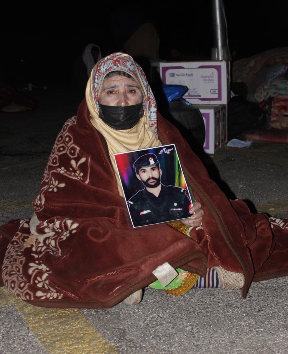balochhaseeba's tweet photo. ہم وزیراعظم @ImranKhanPTI کی جانب سےتسلی بخش جملےسننے کےمنتظر ہیں وہ جملےجو ان مظلوم ماؤں کےزخموں پہ مرحم رکھینگےاوریہ امید بھی کہ اب ہمارےساتھ وہ ماضی کی روایت جس میں مسخ  شدہ لاشیں لوٹائی جاتی رہی وہ برقرار نہیں رکھاجائیگا بلکہ ایک خوش اسلوب طریقےسےبذریعہ ملاقات مسلہ حل ہوگا https://t.co/LHos87BQka