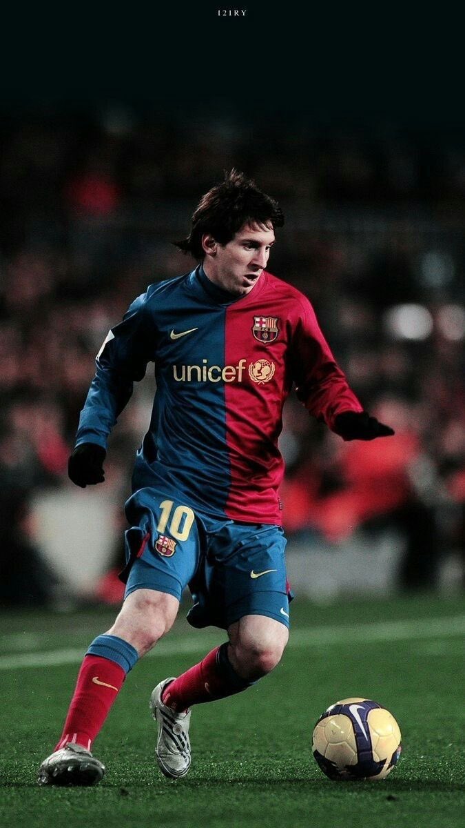 LaVanNistelrooy's tweet photo. No nos olvidemos que Messi a la edad de Mbappe ya tenia 2 balones de oro y 2 Champions. Pido un poco de respeto por Lionel🐐🇦🇷 https://t.co/VFLqU4tD2s