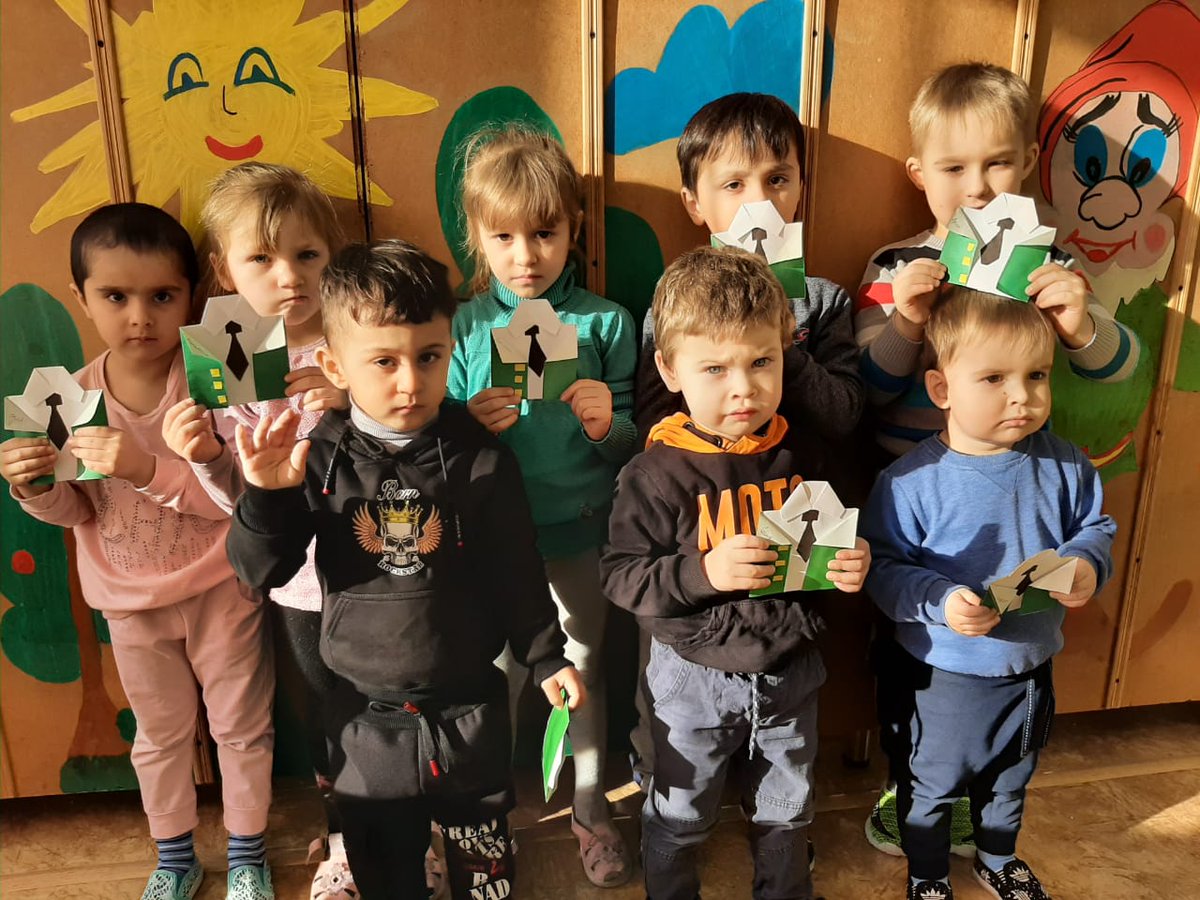 Ко Дню Защитника Отечества ребята из дошкольной группы "Гномики" приготовили подарки своим дорогим и любимым защитникам - папочкам!
Папа у меня герой,
Я за ним как за стеной,
Он решительный, отважный,
Мускулистый и бесстрашный.
В славный праздник февраля,
Поздравляю папу я!