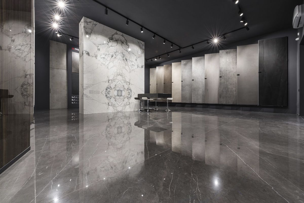 склад плит из натурального камня. мрамор магазин. шоу рум керамической плитки. черный мрамор в интерьере. рекламный баннер мрамора.